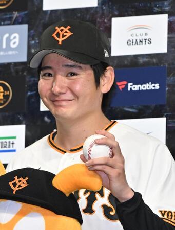 ヒーローインタビューで、ウイニングボールを手に笑顔を見せる竹丸