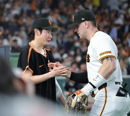 ７回、キャベッジ（右）らナインを迎える竹丸（撮影・西岡正）