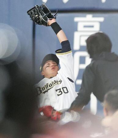 ７回、村林の打球を好捕する右翼手・広岡（撮影・立川洋一郎）