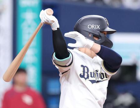 ４回、右中間へ二塁打を放つ西川（撮影・立川洋一郎）