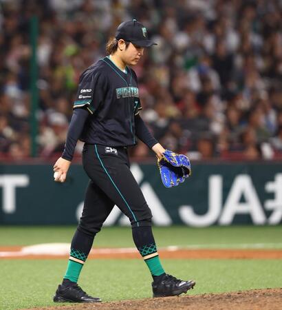 ８回、勝ち越しを許し、肩を落とす古林（撮影・中島達哉）