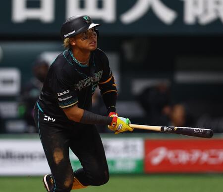 ７回、同点ソロを放つ水谷（撮影・中島達哉）