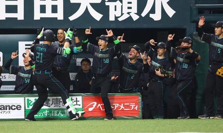 １回、先制２ランを放った清宮幸（２１）を迎える日本ハムナイン（撮影・中島達哉）