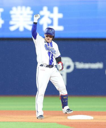 ６回、二塁打を放った牧（撮影・石井剣太郎）