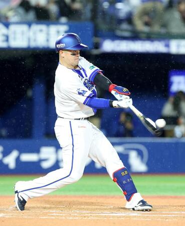 ６回、二塁打を放つ牧（撮影・石井剣太郎）