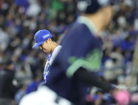 ２回、伊藤（手前）に逆転２ランを許した東（撮影・石井剣太郎）