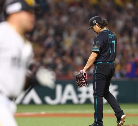 ４回、山川（左）に同点ソロを浴びる伊藤（撮影・中島達哉）