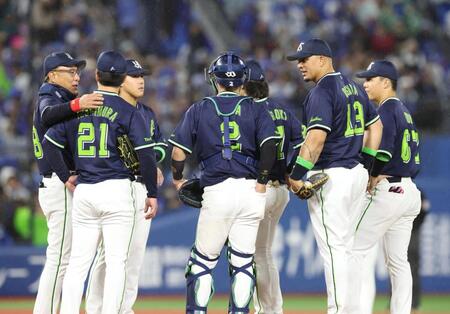 ６回、吉村（２１）の交代を告げる池山監督（左端）＝撮影・石井剣太郎