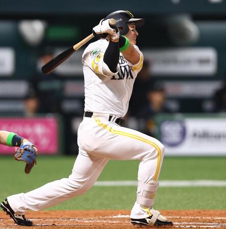 ２回、２ランを放つ栗原（撮影・中島達哉）