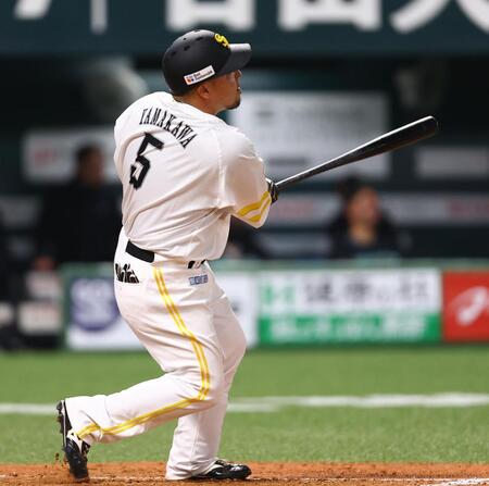 ４回、同点ソロを放つ山川（撮影・中島達哉）