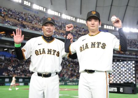 阿部監督（左）にプロ初勝利を祝福される竹丸（撮影・西岡正）