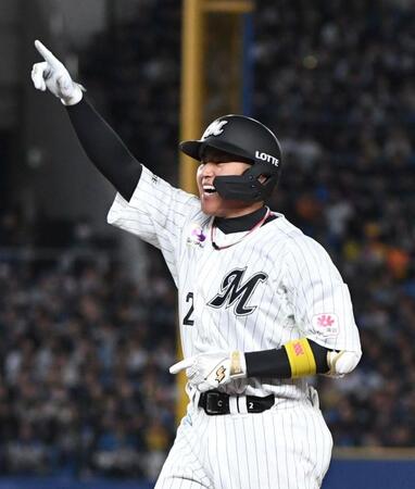 ４回、松川は左前適時打を放ち、ガッツポーズを見せる（撮影・佐藤厚）