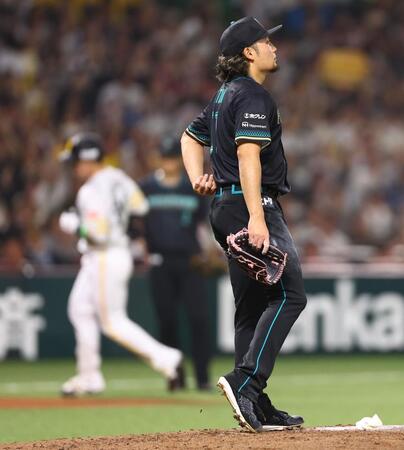 ２回、栗原（左）に２ランを浴びる伊藤（撮影・中島達哉）