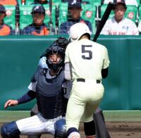 　４回、頭部に死球を受ける榎本（撮影・山口登）