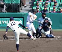 ５回、中京大中京・神達大武は勝ち越しの中犠飛を放つ（撮影・山口登）