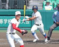 １回、先制適時打を放つ花咲徳栄・奥野敬太（撮影・中田匡峻）