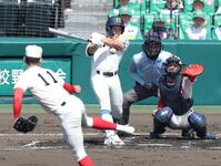 １回、中前適時打を放つ花咲徳栄・市村心（撮影・中田匡峻）