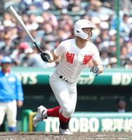 ４回、智弁学園・逢坂悠誠は２点適時二塁打を放つ（撮影・坂部計介）