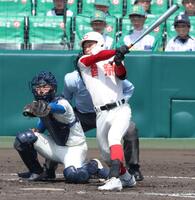 ３回、ライトへ適時二塁打を放つ智弁学園・多井桔平（撮影・中田匡峻）