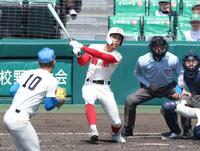 ３回、花咲徳栄・古賀夏音樹（１０）から中犠飛を放つ智弁学園・馬場井律稀（撮影・中田匡峻）