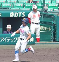 ２回、厳しい表情の智弁学園・小坂将商監督（撮影・中田匡峻）