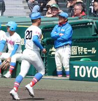 ４回、２点差に迫られ２番手の長谷川陽汰（２０）を降板させる花咲徳栄・岩井隆監督（撮影・中田匡峻）