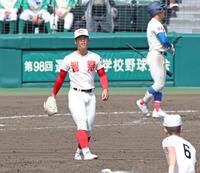 ５回、締まった表情を見せる智弁学園・杉本真滉（撮影・中田匡峻）