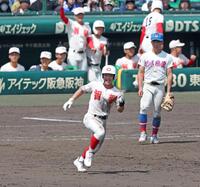 ５回、逆転の２点適時二塁打を放ち、一塁を回る智弁学園・志村叶大（撮影・中田匡峻）