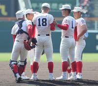 初回のピンチにマウンドに集まる智弁ナイン（撮影・坂部計介）