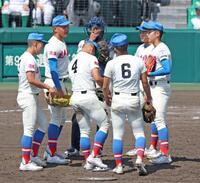 ６回、マウンドに集まる黒川凌大（左から２人目）ら花咲徳栄ナイン（撮影・中田匡峻）