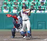 ７回、空振り三振に倒れる花咲徳栄・岩井虹太郎（撮影・中田匡峻）