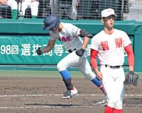 １回、適時打を放ち、拳を握る花咲徳栄・岩井虹太郎（撮影・中田匡峻）