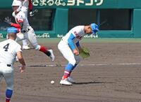 ５回、打球処理にもたつき生還を許す花咲徳栄・黒川凌大（撮影・中田匡峻）