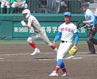 ６回、適時二塁打を浴びる花咲徳栄・黒川凌大（撮影・中田匡峻）