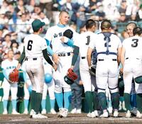 専大松戸の選手と健闘をたたえ合う山梨学院・菰田陽生（左から２人目）（撮影・西田忠信）