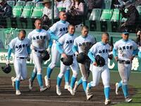 専大松戸に敗れ、あいさつへ向かう菰田陽生（左から３人目）ら山梨学院ナイン（撮影・中田匡峻）