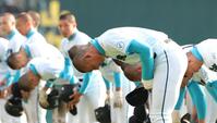 アルプススタンドに向かって深々と頭を下げる山梨学院・菰田陽生らナイン（撮影・坂部計介）