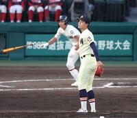 ６回、大阪桐蔭・谷渕瑛仁（奥）に勝ち越しソロを浴びる英明・冨岡琥希（撮影・中田匡峻）