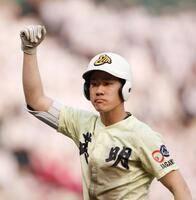 ７回、同点打を放ちガッツポーズする英明・松原蒼真（撮影・西田忠信）