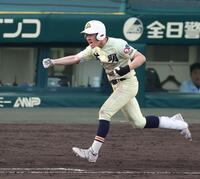 ７回、右前に同点適時打を放ち、ガッツポーズをする英明・松原蒼真（撮影・中田匡峻）