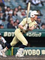 ７回、右前に適時打を放つ松原