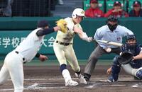 ７回、大阪桐蔭・川本晴大（手前）から右前に同点適時打を放つ英明・松原蒼真（撮影・中田匡峻）