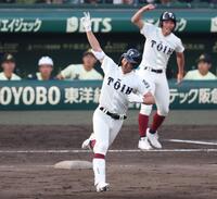 ６回、ライトへ勝ち越しソロを放った大阪桐蔭・谷渕瑛仁（撮影・中田匡峻）