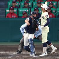 ８回、英明・前田渉の二盗を阻止する大阪桐蔭・藤田大翔（撮影・中田匡峻）