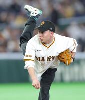 始球式を務めるミラノ・コルティナ五輪スノーボード＝男子ビッグエア金メダリストの木村葵来（撮影・西岡正）