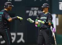 １回、先制２ランを放ち、水谷（左）に迎えられる清宮幸（撮影・中島達哉）