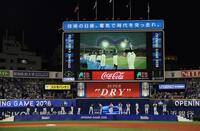 開幕セレモニーで握手する池山監督と相川監督（中央）＝撮影・石井剣太郎