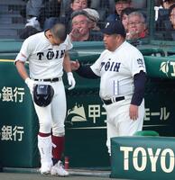 ６回、勝ち越しソロを放った大阪桐蔭・谷渕瑛仁（左）と話す大阪桐蔭・西谷浩一監督（撮影・中田匡峻）