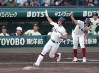 ６回、ライトへ勝ち越しソロを放った大阪桐蔭・谷渕瑛仁（撮影・中田匡峻）