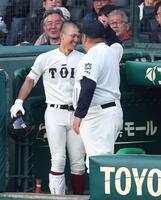 ６回、勝ち越しソロを放った大阪桐蔭・谷渕瑛仁（左）は大阪桐蔭・西谷浩一監督に声をかけられ笑顔を見せる（撮影・中田匡峻）